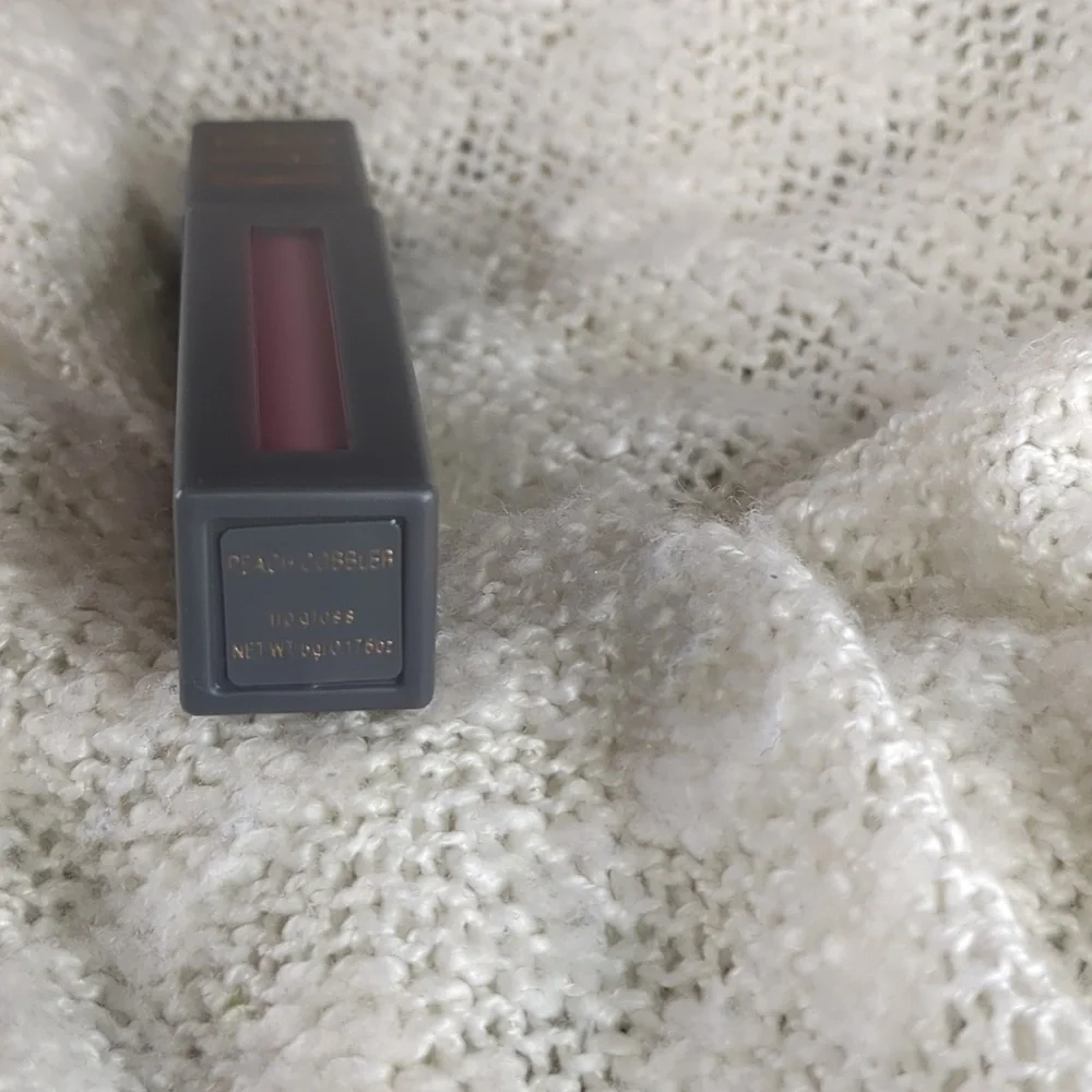 KAB Cosmetics Lip Gloss in Peach Cobbler, 5g/0.17fl oz - Picture 4 of 5